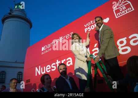Der spanische sozialistische Kandidat für Kommunalwahlen Daniel Perez und der spanische Minister für Verkehr, Mobilität und Städteagenda Raquel Sanchez werden zu Beginn der Kommunalwahlen in einem Bus gesehen. Die politischen Parteien haben in den nächsten 15 Tagen im ganzen Land Kundgebungen und Wahlveranstaltungen gestartet. Der Wahldiskussus der Sozialistischen Partei konzentriert sich auf die Schwierigkeiten beim Zugang zu Wohnraum aufgrund der hohen Mietpreise in Spanien und auf den Bau Tausender öffentlicher Wohneinheiten. (Foto: Jesus Merida/SOPA Images/Sipa USA) Stockfoto
