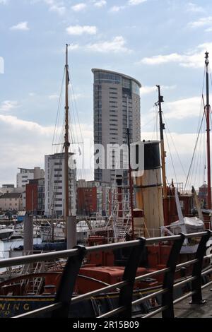Boote liegen im alten Stadtdock, das jetzt Swansea Marina, Wales UK ist Stockfoto