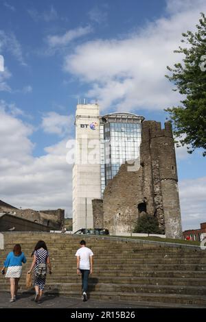 Das hohe BT-Gebäude ragt über den Überresten des Swansea Castle Wales UK City Centre Stockfoto