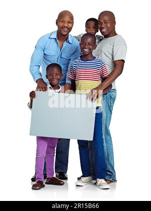 Botschaft für moderne Familien. Studiofoto von zwei afrikanischen Männern mit Kindern, die ein leeres Brett halten, isoliert auf Weiß. Stockfoto