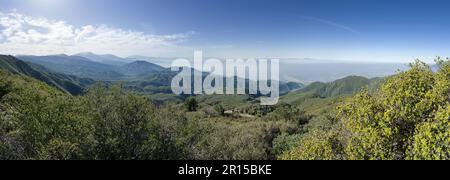 Das Panorama der Red Rock Wall am Rande des World Highway in den San Bernadino Mountains bietet einen Blick auf das trübe San Bernardino im Süden von C Stockfoto