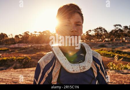 Leidenschaft kommt mit etwas Dreck. Porträt eines Dreckradrennens in seiner Rennausrüstung. Stockfoto