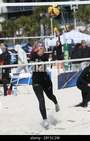 UAB März bis Mai Tournament Women's Beach Volleyball in Gulf Shores, Alabama, USA. Stockfoto