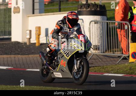 Portstewart, Großbritannien. 11. Mai 2023. Amerikanischer Chris Sarbora auf seinem BMW, der beim NorthWest200 Race 2 Briggs Equipment Superstock Bike Race Credit: Bonzo/Alamy Live News aus der Chicane rast Stockfoto