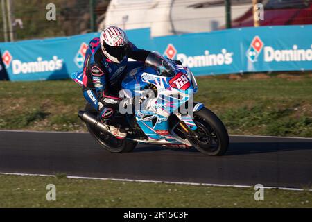 Portstewart, Großbritannien. 11. Mai 2023. Derby's Brad Clarke Navigating the Chicane at the NorthWest200 Race 2 Briggs Equipment Superstock Bike Race Credit: Bonzo/Alamy Live News Stockfoto