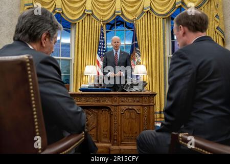 Präsident Joe Biden spricht am Freitag, den 27. Januar 2023, im Oval Office mit dem israelischen Premierminister Benjamin Netanjahu am Telefon. (Offizielles Foto des Weißen Hauses von Carlos Fyfe) Stockfoto