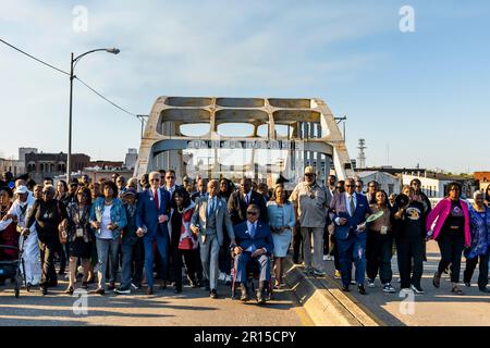 Präsident Joe Biden überquert die Edmund Pettus Brücke mit Bürgerrechtsführern, um dem 58. Jahrestag des Blutsonntags am Sonntag, dem 5. März 2023, in Selma, Alabama, zu gedenken. (Offizielles Foto des Weißen Hauses von Cameron Smith) Stockfoto