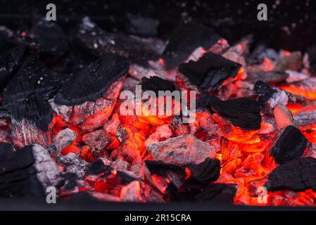 Barbecue Grill Pit Mit Glühenden Und Brennenden Heißen Holzkohlebriketts, Nahaufnahme Stockfoto