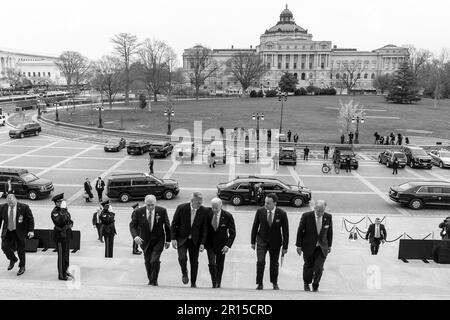 Präsident Joe Biden kommt in den USA an Capitol in Washington, D.C., um am Friends of Ireland Luncheon am Freitag, den 17. März 2023, teilzunehmen und wird von links begrüßt von Rep. Mike Kelly (R-PA), Sprecher Kevin McCarthy (R-CA.), irischem Taoiseach Leo Varadkar und Rep. Richard Neal (D-MA). (Offizielles Foto des Weißen Hauses von Adam Schultz) Stockfoto