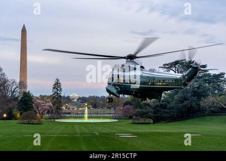 Präsident Joe Biden geht an Bord der Marine One im südlichen Rasen des Weißen Hauses, Freitag, 17. März 2023, auf dem Weg zur Nationalgardenbasis Delaware in New Castle, Delaware. (Offizielles Foto des Weißen Hauses von Adam Schultz) Stockfoto