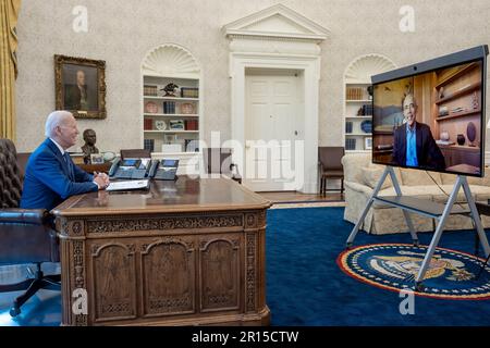 Präsident Joe Biden berichtet am Mittwoch, den 22. März 2023, im Oval Office des Weißen Hauses über ein digitales Engagement im Rahmen des Affordable Care Act mit dem ehemaligen Präsidenten Barack Obama. (Offizielles Foto des Weißen Hauses von Adam Schultz) Stockfoto