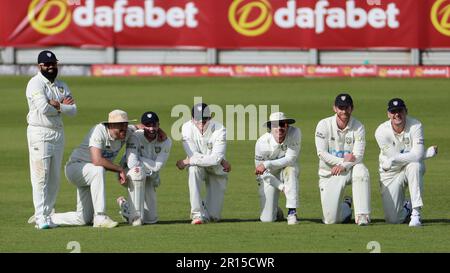 Durhams (L-R) Ajaz Patel, Ben Raine, Ollie Robinson, Michael Jones, David Bedingham, Graham Clark und Alex Lees machen am 11. Mai 2023 im Seat Unique Riverside, Chester le Street, beim LV= County Championship Match zwischen dem Durham County Cricket Club und dem Yorkshire County Cricket Club eine Pause. (Foto: Mark Fletcher | MI News) Guthaben: MI News & Sport /Alamy Live News Stockfoto