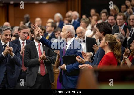 Präsident Joe Biden, zusammen mit First Lady Jill Biden, dem kanadischen Premierminister Justin Trudeau und seiner Frau Sophie Gregoire Trudeau, spricht am Freitag, den 24. März 2023 im Parliament Hill in Ottawa, Ontario, Kanada, vor dem Parlament. (Offizielles Foto des Weißen Hauses von Adam Schultz) Stockfoto