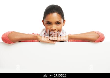 Hinter Ihrem Produkt. Porträt einer attraktiven jungen Frau, die hinter dem Kopierraum steht. Stockfoto