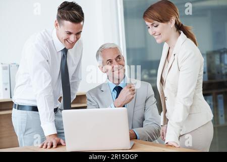 Eine Gruppe von Kollegen, die sich im Sitzungssaal treffen. Stockfoto