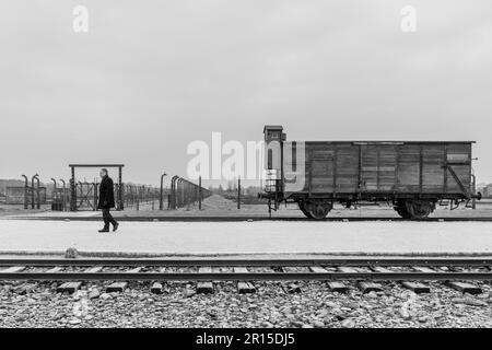 Second Gentleman Douglas Emhoff nimmt am Freitag, den 27. Januar 2023, an einer Tour im Birkenau Museum in Oswiecim, Polen, Teil. (Offizielles Foto des Weißen Hauses von Cameron Smith) Stockfoto