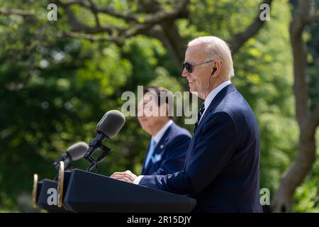 Präsident Joe Biden und Präsident der Republik Korea Yoon Suk Yeol veranstalten am Mittwoch, den 26. April 2023, eine gemeinsame Pressekonferenz im Rosengarten des Weißen Hauses. (Offizielles Foto des Weißen Hauses von Cameron Smith) Stockfoto