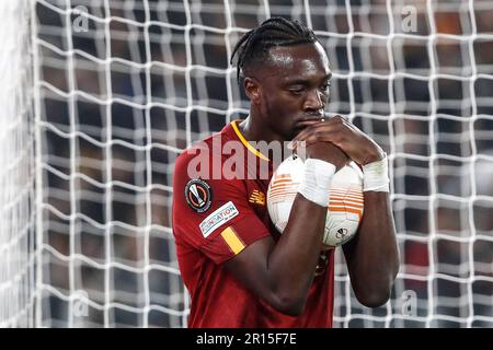 Rom, Italien. 11. Mai 2023. Tammy Abraham von AS Roma reagiert während des halbfinalen Fußballspiels der UEFA Europa League zwischen Roma und Leverkusen am 11. Mai 2023 im Olympiastadion RomeÕs. Roma besiegte Leverkusen 1-0. Kredit: Riccardo De Luca - Update Images/Alamy Live News Stockfoto