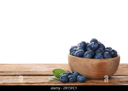 Schüssel mit leckeren frischen Blaubeeren auf einem Holztisch vor weißem Hintergrund Stockfoto