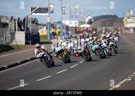 Portstewart, Großbritannien. 11. Mai 2023. Davey Todd (Bike 74), der vor der ersten Kurve im NorthWest200 Strain Engineering Supersport Race auf dem zweiten Platz war. Davey gewann dann Bonzo/Alamy Live News Stockfoto