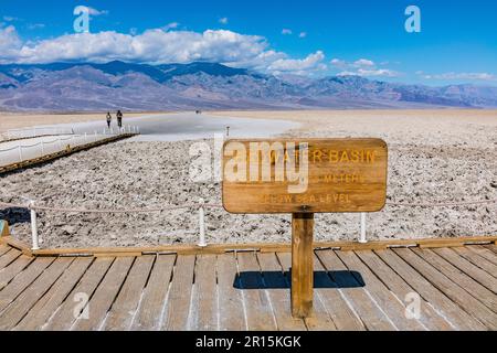 Ein Schild am Badwater Basin im Death Valley National Park, der als niedrigster Punkt in Nordamerika gilt. Stockfoto