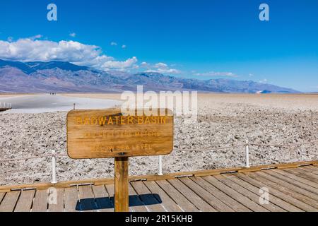 Ein Schild am Badwater Basin im Death Valley National Park, der als niedrigster Punkt in Nordamerika gilt. Stockfoto