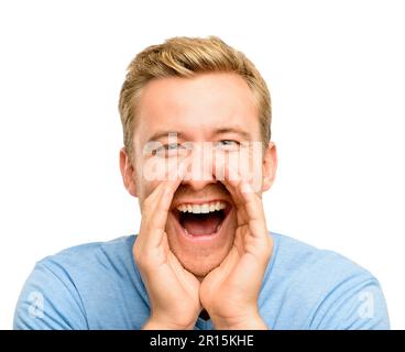 Darf ich um Ihre Aufmerksamkeit bitten? Ein gutaussehender junger Mann, der allein im Studio steht und schreit. Stockfoto