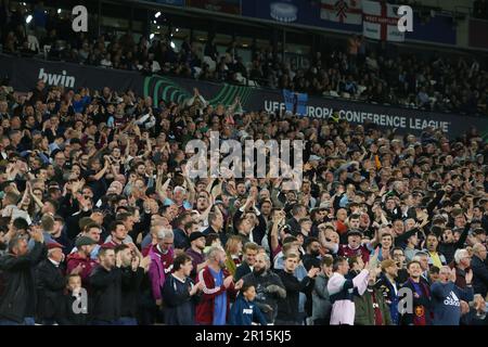 Die Fans von West Ham United feiern ihren Sieg bei der Halbfinale 1. der Europa Conference League zwischen West Ham United und AZ Alkmaar am Donnerstag, den 11. Mai 2023 im London Stadium in Stratford. (Foto: Michael Driver | MI News) Guthaben: MI News & Sport /Alamy Live News Stockfoto