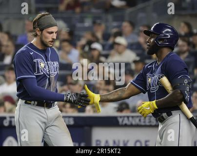 Bronx, Usa. 11. Mai 2023. Tampa Bay Rays Josh Lowe feiert mit Randy Arozarena, nachdem er am Donnerstag, den 11. Mai 2023 in New York City im 5. Inning einen Lauf gegen die New York Yankees im Yankee Stadium erzielt hat. Foto: John Angelillo/UPI Credit: UPI/Alamy Live News Stockfoto