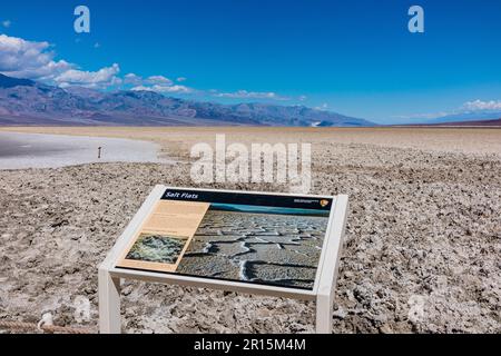 Badwater Basin ist ein Endorheic Basin im Death Valley National Park, Death Valley, Inyo County, Kalifornien, der als niedrigster Punkt in Nordamerika gilt. Stockfoto