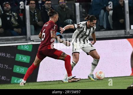 Adrien Rabiot (Juventus)Nemanja Gudelj (FC Sevilla) während des Spiels der UEFA „Europa League 2022 2023“ zwischen Juventus 1-1 Siviglia am 11. Mai 2023 im Allianz-Stadion in Torino, Italien. Kredit: Maurizio Borsari/AFLO/Alamy Live News Stockfoto