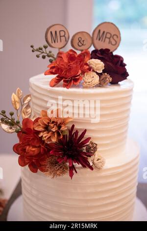 Wunderschöne Hochzeitstorte, Orange, Braun, Gold und burgunderrote Blumen, Mr. Und Mrs. Kuchenaufsatz, Herbstfarben Stockfoto