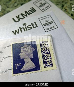 Neue 1.-Klasse-Royal Mail-Stempel mit Barcode in Großbritannien, Queen Elizabeth II - UKMail und Whistl Stockfoto