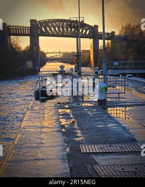 Latchford Locks, stillgelegte Cheshire Lines Eisenbahnbrücke, bei Sturm, Warrington, Cheshire, England, UK, WA4 1NN Stockfoto