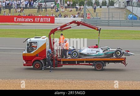 George Russells Mercedes 63 stürzte F1 GP-Auto ab, wurde am 2022. Juli geborgen Silverstone, nach Zhou Guanyu / Pierre Gasly , Kollision Stockfoto