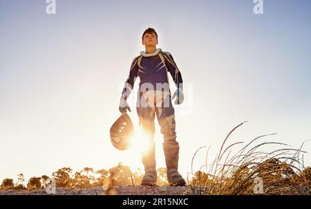 Leidenschaft kommt mit etwas Dreck. Porträt eines Dreckradrennens in seiner Rennausrüstung. Stockfoto