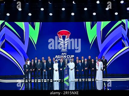 Doha. 11. Mai 2023. FIFA-Präsident Gianni Infantino (Centre L) und Präsident des Asiatischen Fußballverbands (AFC) Scheich Salman bin Ibrahim al-Khalifa (Centre R) posieren für Gruppenfotos während der Verlosung der AFC-Asiatischen Pokalmeisterschaft 2023 in Doha, Katar am 11. Mai 2023. Kredit: Nikku/Xinhua/Alamy Live News Stockfoto