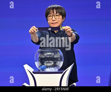 Doha, AFC Asia Cup Championship in Doha. 11. Mai 2023. Sun Wen, Vice President der Chinese Football Association (CFA), zeigt den Verlierer während der Verlosung der AFC Asian Cup Championship 2023 in Doha, Katar, am 11. Mai 2023. Kredit: Nikku/Xinhua/Alamy Live News Stockfoto