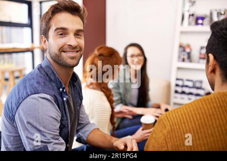 Ich treffe mich mit Freunden auf einen Kaffee. Eine Gruppe von Freunden in einem Café. Stockfoto