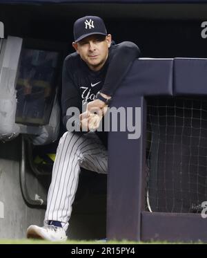 Bronx, Usa. 11. Mai 2023. Aaron Boone, Manager der New York Yankees, sieht sich das Spiel vom Dugout im 8. Inning gegen die Tampa Bay Rays im Yankee Stadium am Donnerstag, den 11. Mai 2023 in New York City an. Die Strahlen besiegten die Yankees 8-2. Foto: John Angelillo/UPI Credit: UPI/Alamy Live News Stockfoto