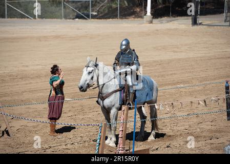 Folsom, Kalifornien, 24. September 2022. Unidentifizierter Mann auf dem Folsom Renaissance Faire, verkleidet als Ritter, der ein weißes Pferd reitet Stockfoto