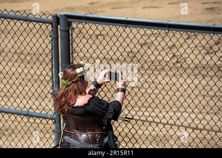 Folsom, Kalifornien, 24. September 2022. Eine verkleidete Dame auf der Folsom Renaissance Faire, die ein Foto mit einem Handy macht Stockfoto