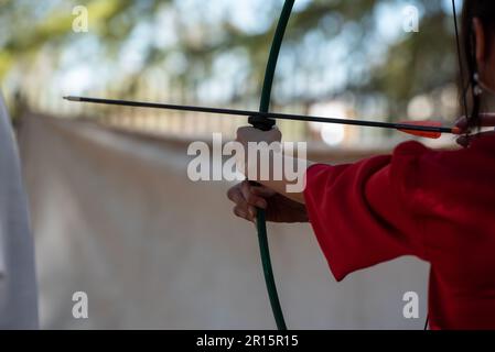 Folsom, Kalifornien, 24. September 2022. Mit Pfeil und Bogen auf dem Folsom Renaissance Faire, Nahaufnahme. Stockfoto