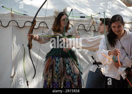 Folsom, Kalifornien, 24. September 2022. Bogenschießen und die Öffentlichkeit auf der Folsom Renaissance Faire. Stockfoto