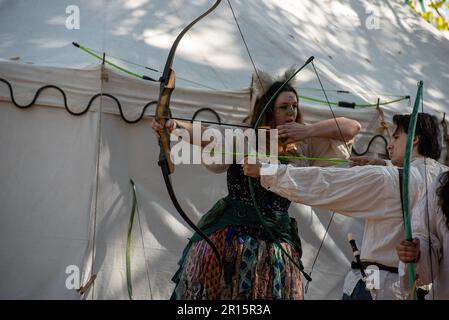 Folsom, Kalifornien, 24. September 2022. Bogenschießen und die Öffentlichkeit auf der Folsom Renaissance Faire. Stockfoto