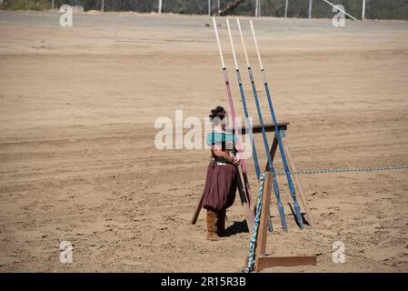 Folsom, Kalifornien, 24. September 2022. Unbekannte Frau auf dem Folsom Renaissance Faire, die die Speere für das Wettkampf in der Arena beobachtet Stockfoto