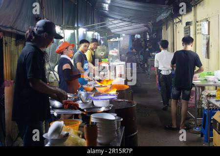 Bangkok, Thailand - 10. April 2023: Lokale Lebensmittelhändler in einer kleinen Gasse in Chinatown, Bangkok, Thailand Stockfoto