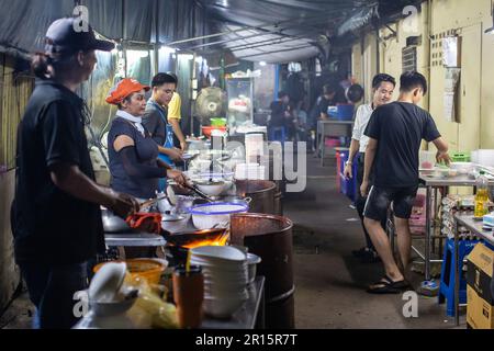 Bangkok, Thailand - 10. April 2023: Lokale Lebensmittelhändler in einer kleinen Gasse in Chinatown, Bangkok, Thailand Stockfoto