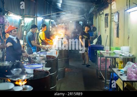 Bangkok, Thailand - 10. April 2023: Lokale Lebensmittelhändler in einer kleinen Gasse in Chinatown, Bangkok, Thailand Stockfoto