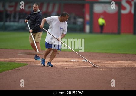 Kansas City, USA, 11. MAI 2023: Die Besatzung des Grundstücks arbeitete den ganzen Tag über unermüdlich, während der Regen im Kauffman Stadium Kansas City, Missouri, weiter fiel. Jon Robichaud/CSM. Stockfoto